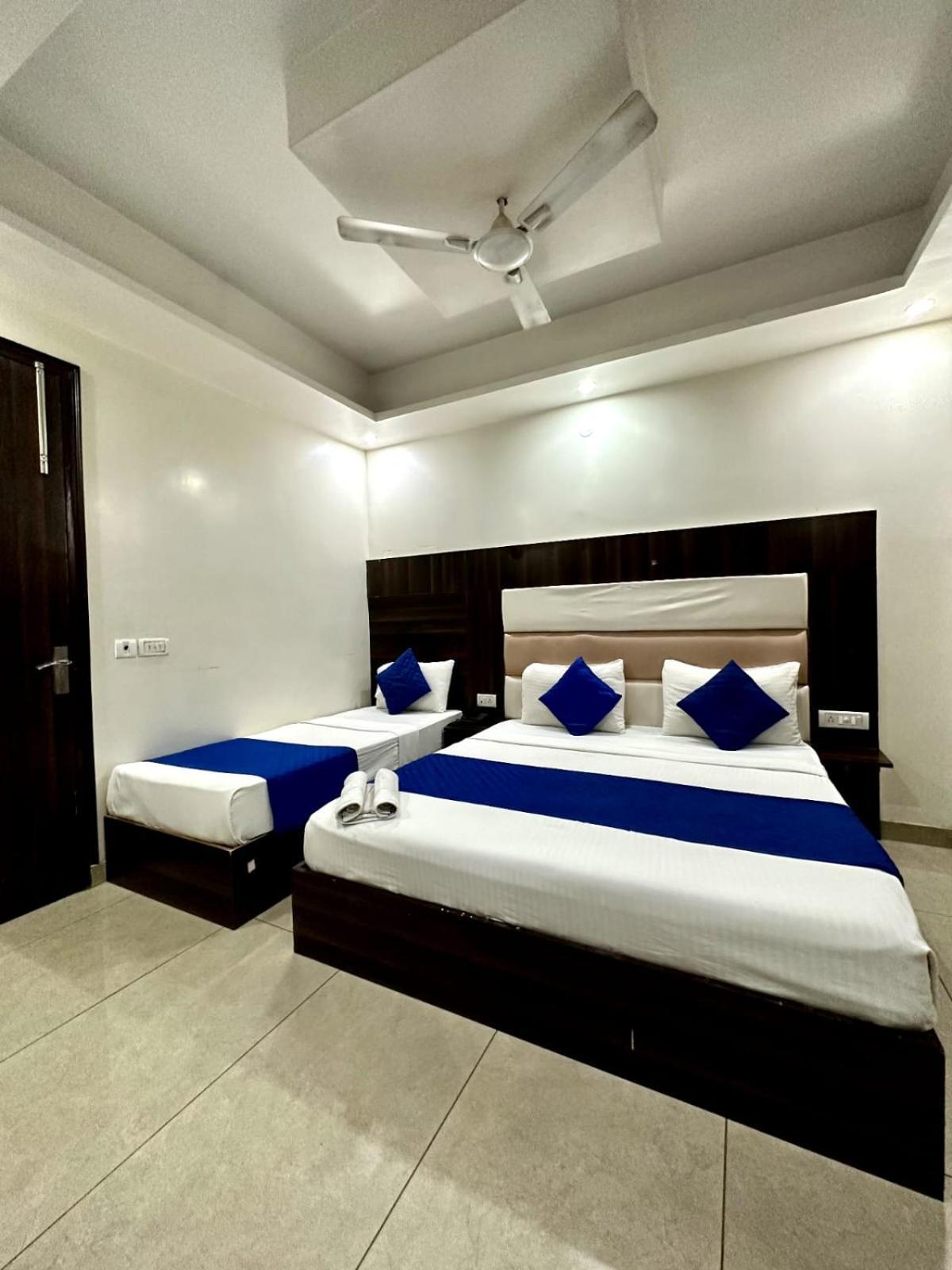 Hotel Sky Plaza New Delhi Bagian luar foto