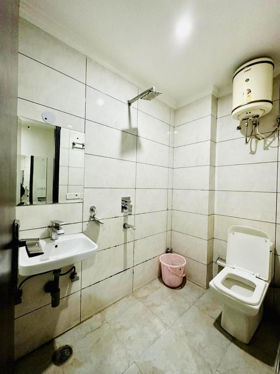 Hotel Sky Plaza New Delhi Bagian luar foto