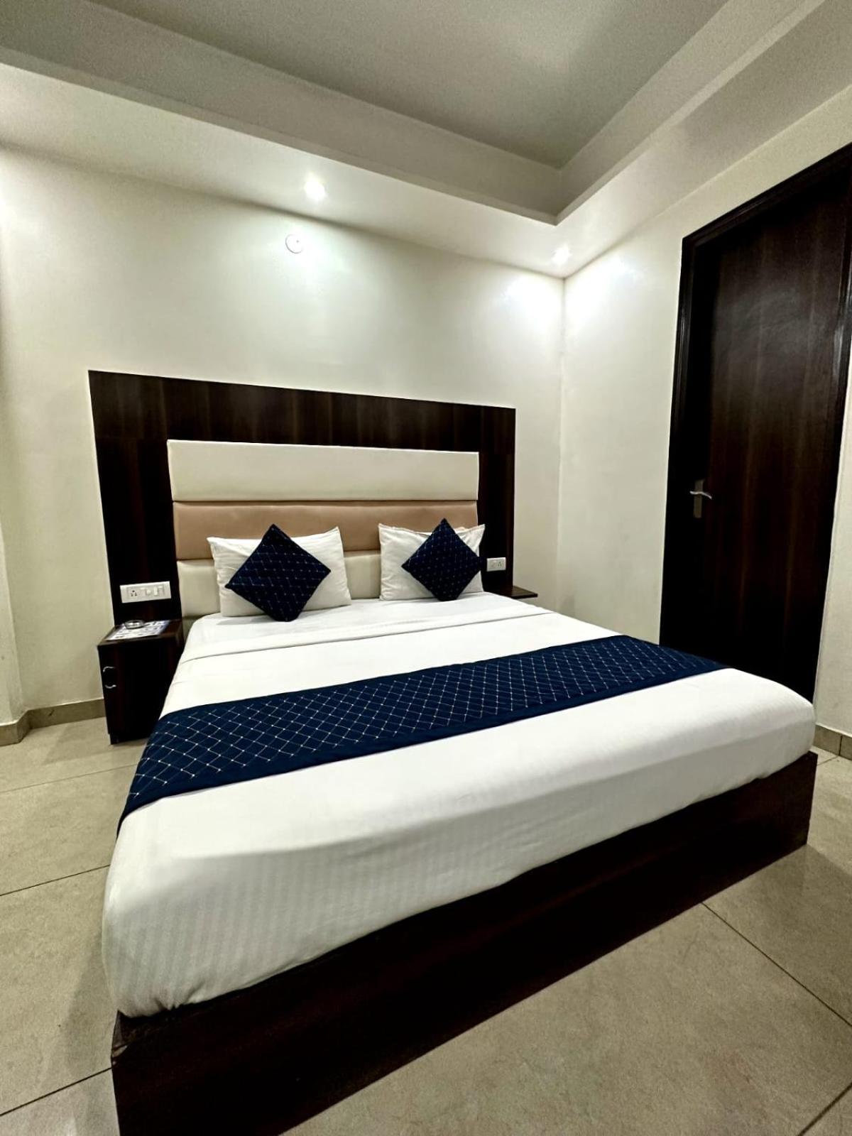 Hotel Sky Plaza New Delhi Bagian luar foto