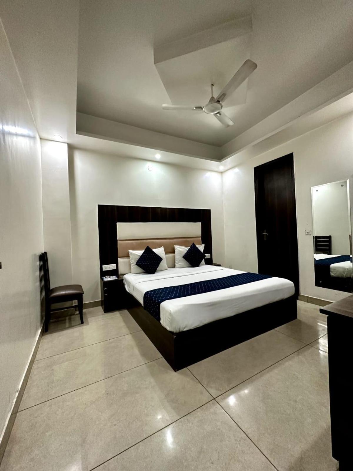 Hotel Sky Plaza New Delhi Bagian luar foto