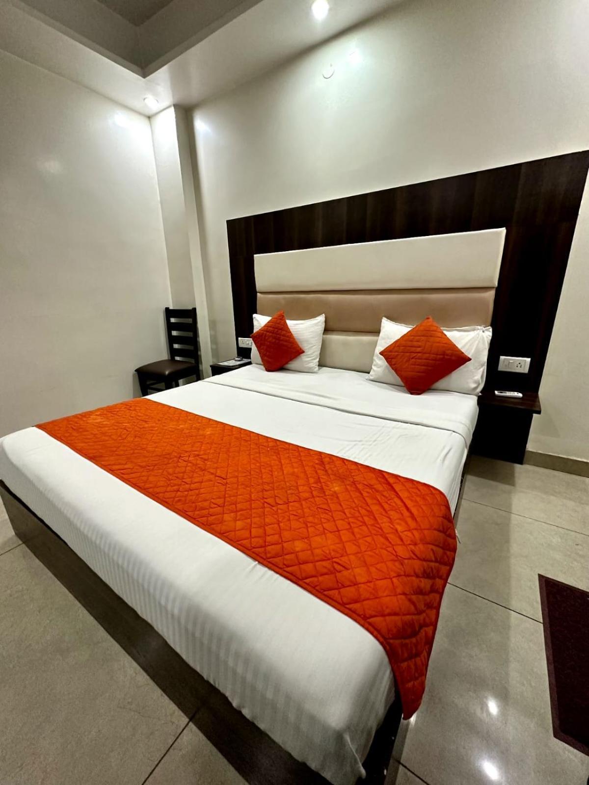 Hotel Sky Plaza New Delhi Bagian luar foto