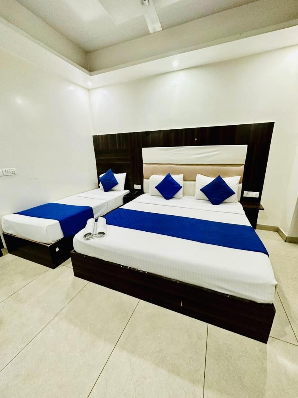 Hotel Sky Plaza New Delhi Bagian luar foto