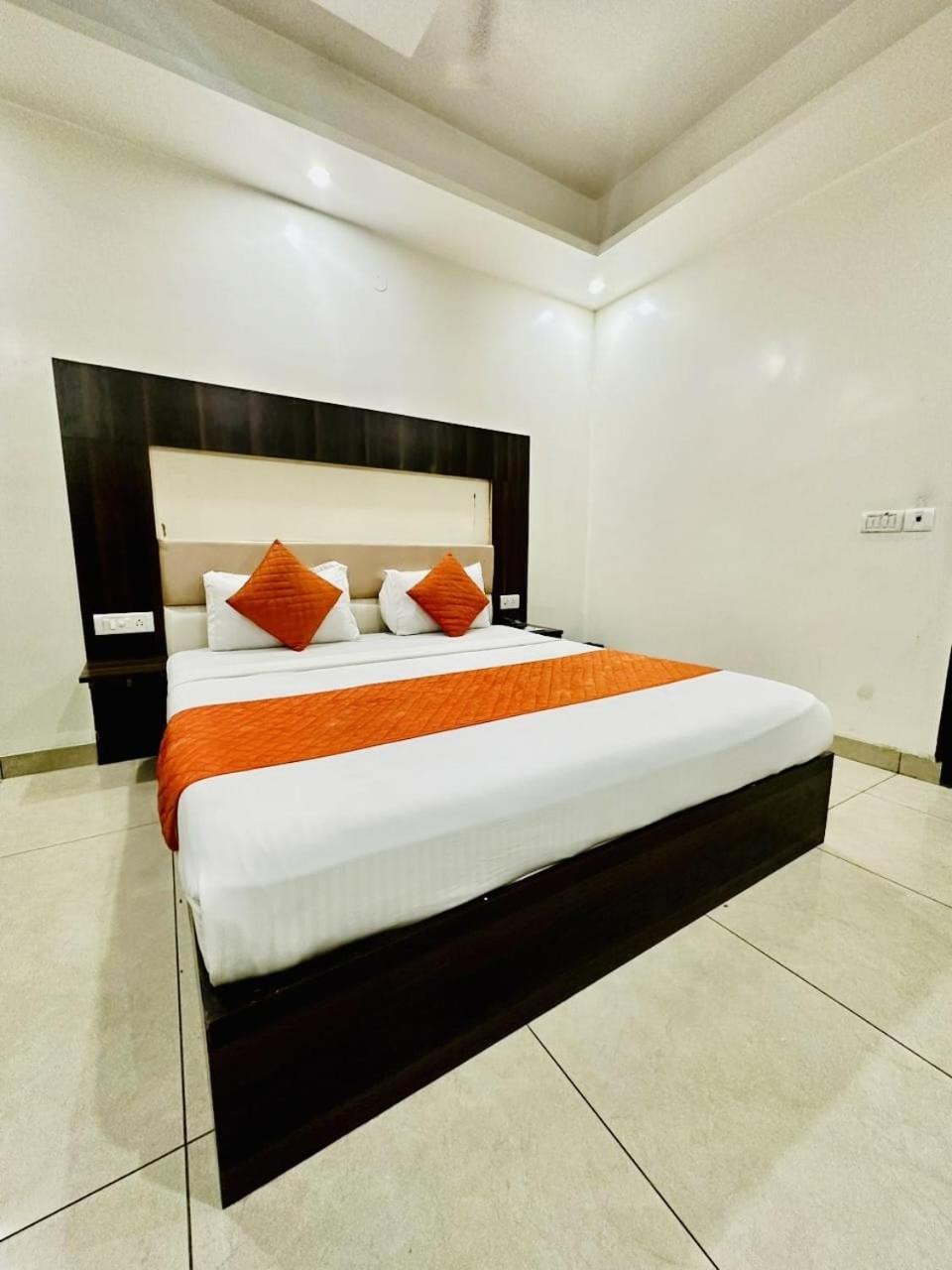 Hotel Sky Plaza New Delhi Bagian luar foto