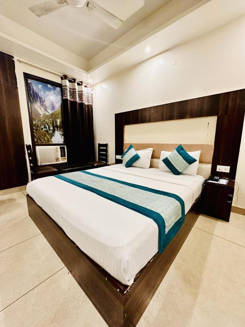Hotel Sky Plaza New Delhi Bagian luar foto